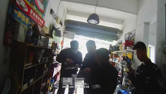 <em>夫妻</em>私自组装、销售超标电瓶车电池，被上海警方采取刑事强制...