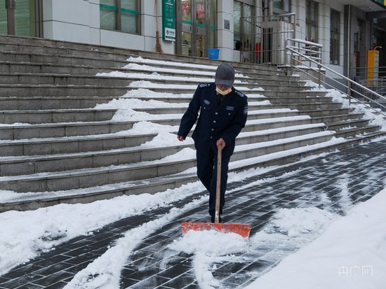 在现场·组图丨北京出动4.5万人次专业人员扫雪铲冰