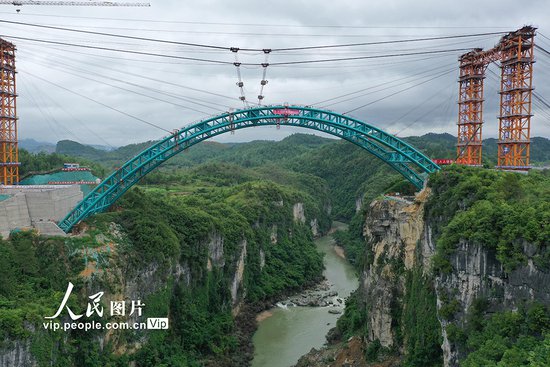 贵州：贵平高速拉密河特大桥钢管拱肋顺利合龙