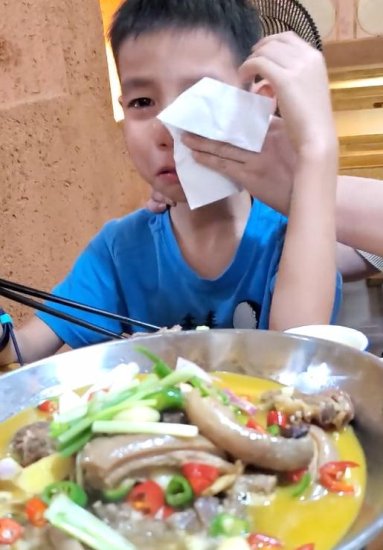 广东8岁男孩来湖南<em>旅游被</em>辣哭，爸爸的回应亮了