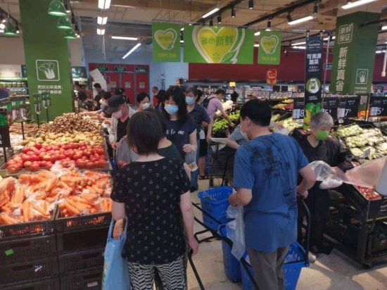 <em>沃尔玛北京</em>门店 每日产地直送40吨水果 一周生鲜产品到货量达500...