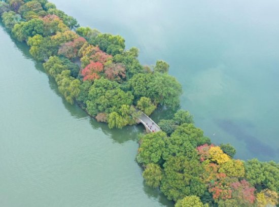 苏东坡第一次官方提到西湖，西湖里的苏堤怎么来的？