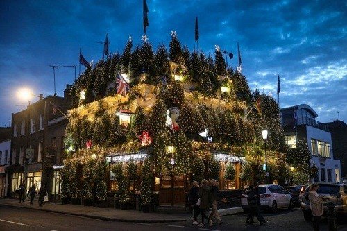 最具节日气息酒吧：90棵<em>圣诞树</em>2.1万个灯泡<em>装饰</em>