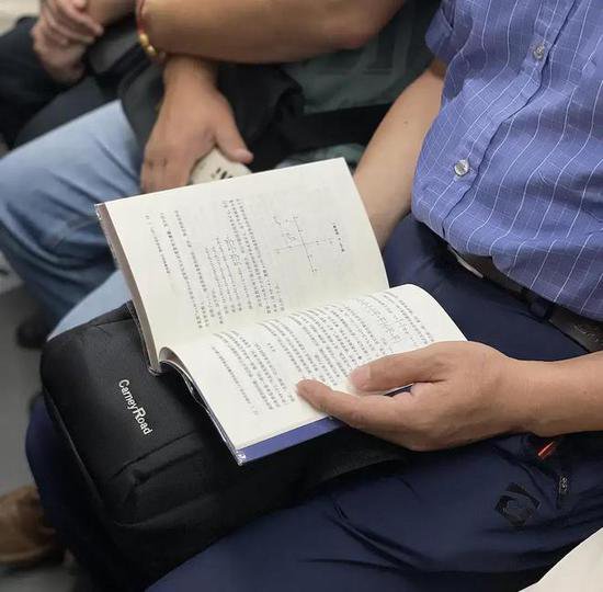 拍北京地铁上的读书<em>人</em>第六年：在<em>熟悉的</em>生活中享受奇遇