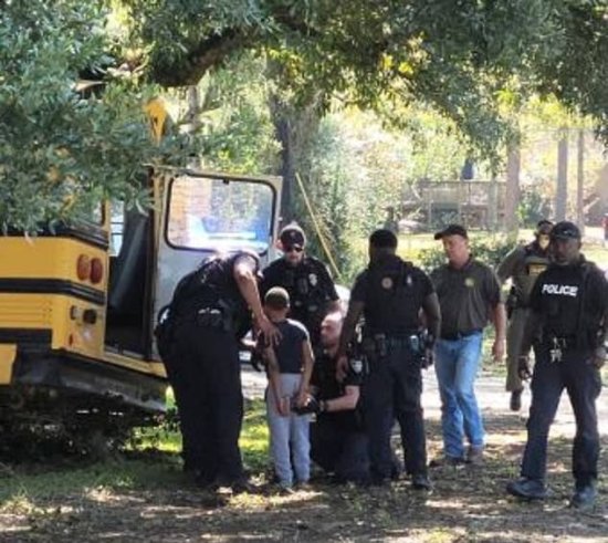 11岁<em>男孩</em>偷幼儿园校车飙车 警方追逐30分钟将其逮捕