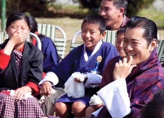 40岁不丹国王亏欠佩玛王后，与情人牵扯不清，破坏了王室爱情...