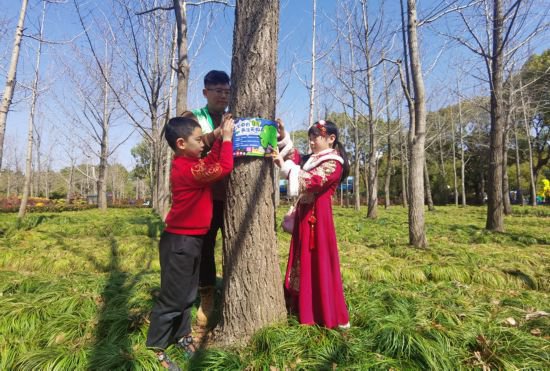 上海公园绿地近期“一树难求”，<em>孩子</em>为此练摊，说亏本也值得