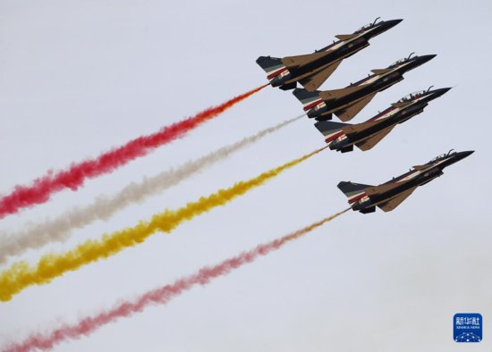 <em>中国空军</em>八一飞行表演队在沙特世界防务展进行飞行表演