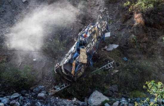 <em>秘鲁</em>大巴坠崖至少24人死亡，事发路段被称“魔鬼曲线”，5年前...