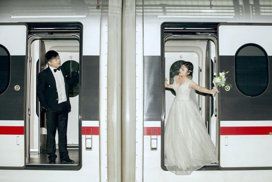 铁路为证，高铁上接亲！谁的婚纱照像他们这么特别？