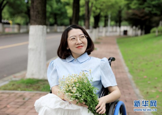 轮椅上的“追光”故事：翻译、社工、心理咨询师……
