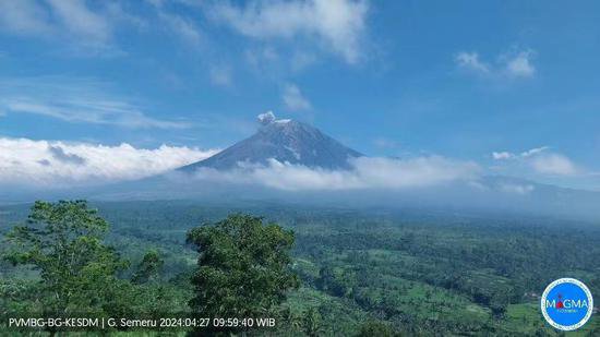 印尼塞梅鲁火山连续两次喷发 火山灰柱达800米