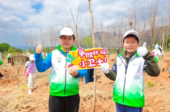 “珍爱地球 青春绿动”，“环保小卫士”共赴春日植树活动