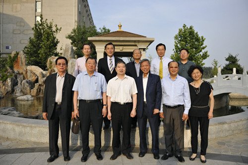 <em>任启亮</em>在北京华文学院会见海外侨社代表