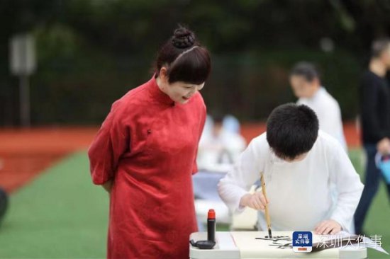 华侨城小学举办家风书法比赛，近百名学子身着汉服同场竞技