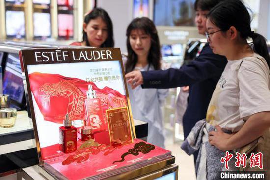 （经济观察）国际大牌融入中国元素 奢侈品掘金龙年新春