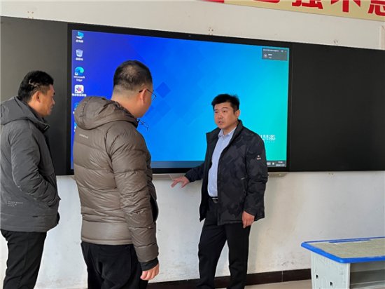 枣庄市市中区教体局视察指导智慧黑板设施提升工作