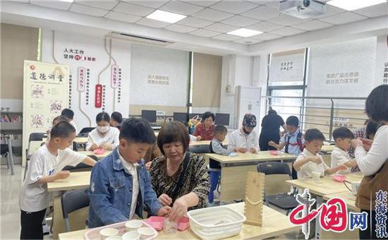 <em>苏州工业园区</em>荣域社区开展“DIY爱心手链”母亲节活动