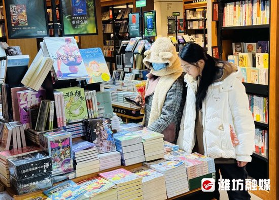 山东潍坊：书店里度过休闲时光