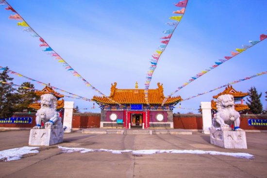 呼伦贝尔最大的喇嘛庙，是内蒙游牧民族的朝圣地，面积有上万...