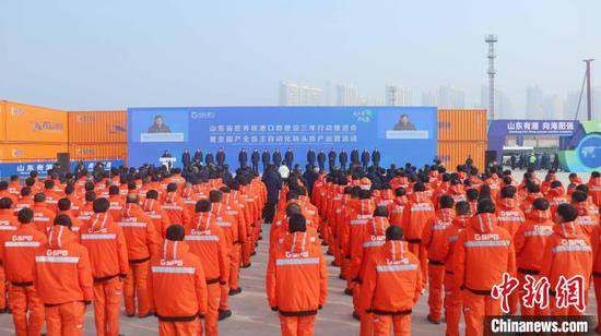 中国首个全国产全自主自动化码头在山东<em>青岛</em>投产<em>运营</em>