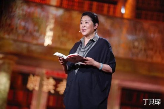 1999年，倪萍主持完节目连夜跑到冯小刚家，她“扑通”一声就跪...
