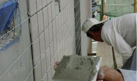 卫生间瓷砖，<em>水泥砂浆</em>已过时！用它贴，瓷砖坚固不脱落！