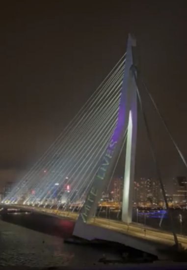荷兰一大桥<em>新年</em>惊现“白命贵”“白人快乐2023”，警方展开调查