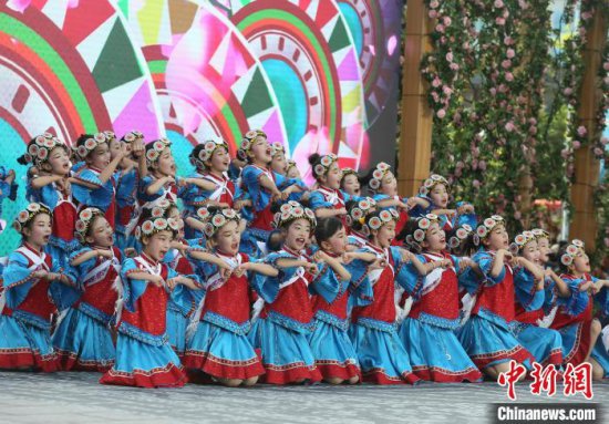 全国夏季“村晚”为游客呈现云南歌舞视听盛宴