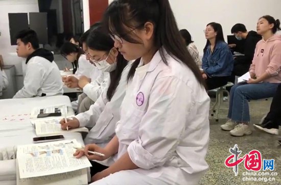营造浓厚的教研氛围 成都中医药大学举行两场“公开示范教学活动...