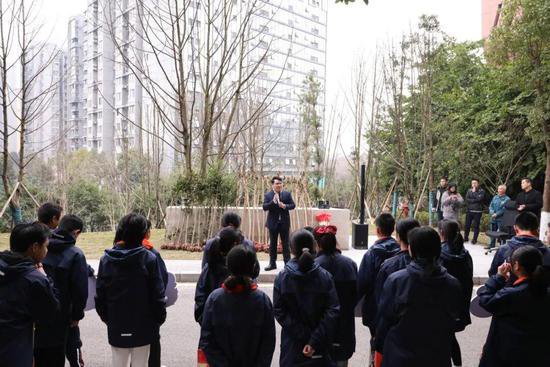 春生万物 育树育人——重庆市第一实验中学校师生为校园充“植”