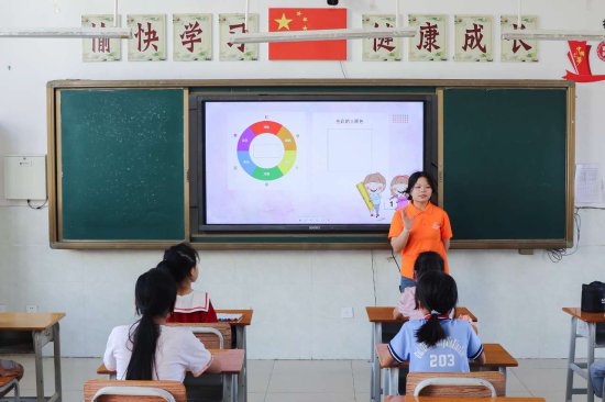桂林理工大学南宁分校青年志愿者开展“七彩假期”活动