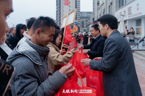 贵州兴仁市：1700余名外出务工人员集中返岗就业