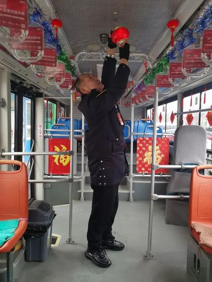把公交车装扮出年味，他想让乘客记住这座城市……