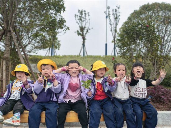 龙南市第四公立幼儿园小班组举办“爱在春光，趣享自然”春游...