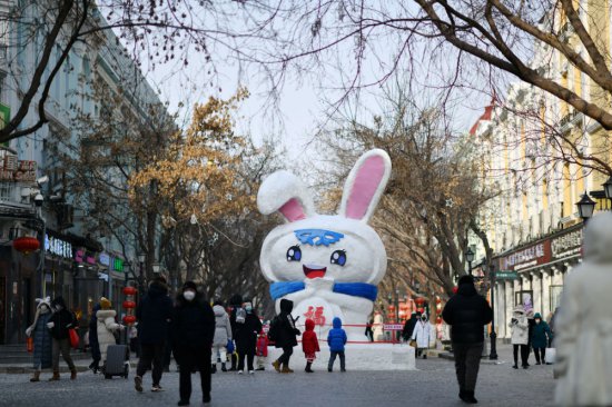 新华全媒+|镜头里的中国年：兔年第一天的中国