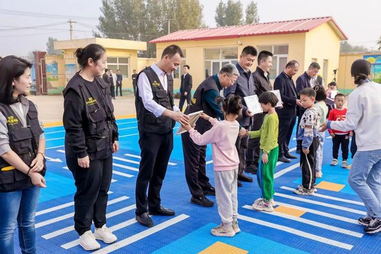 新华网携手美团在河北新河捐建三座乡村儿童操场