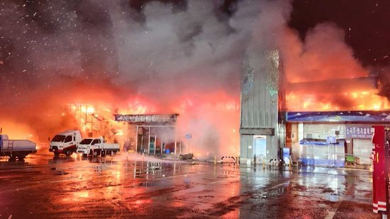 韩媒：韩国一市场发生重大火灾，227家<em>店铺</em>全部烧毁