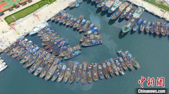 中国黄渤海休渔期结束<em> 大连</em>海洋岛300条渔船出海作业