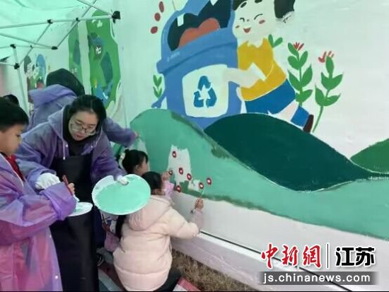 “绘分类靓金陵”<em>主题</em>墙绘活动在南京高淳区举行