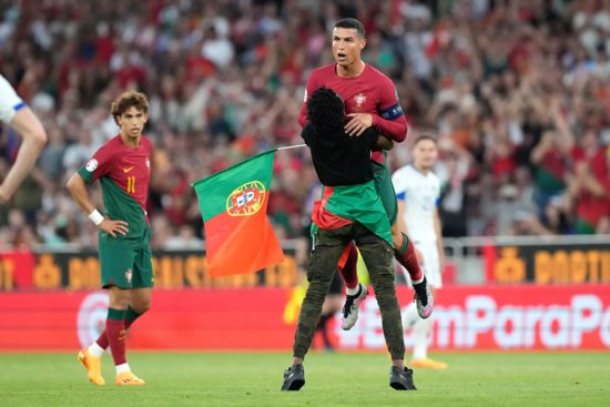 外媒：梅西之后，C罗欧洲杯预选赛被冲进场的球迷“举高高”