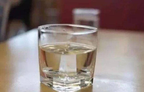 心理测试：你觉得下面哪个<em>杯子的水</em>是干净的？秒测你情商的高低...