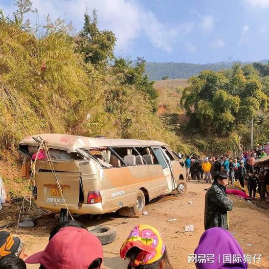参加婚礼的客车坠入50米山谷，已经造成18人<em>死伤</em>，尸体散落一地
