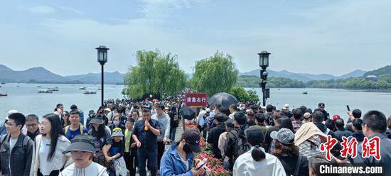 <em>杭州</em>“五一”假期接待游客创新高 “演唱会+”引流显著