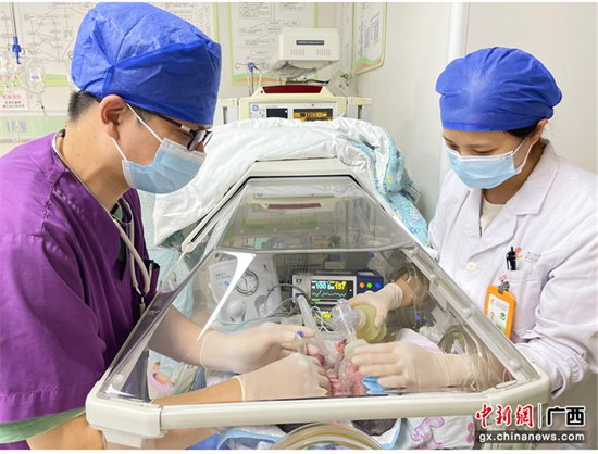 <em>南宁一</em>对30周双胎宝宝“急”出生 其中一个竟穿了“透视装”