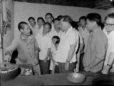 1980年7月，邓小平在<em>成都</em>郊区农民家中了解沼气使用情况