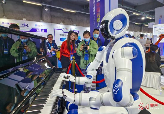 第八届中国机器人峰会在浙江<em>余姚</em>开幕