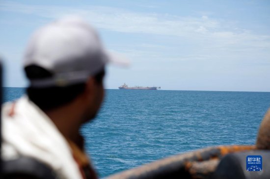 联合国工程船抵达“萨菲尔”号油轮<em>附近</em>为转移原油<em>做</em>准备