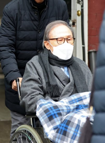 韩国前总统李明博出院：坐轮椅上满头白发 将<em>在监狱里</em>过年