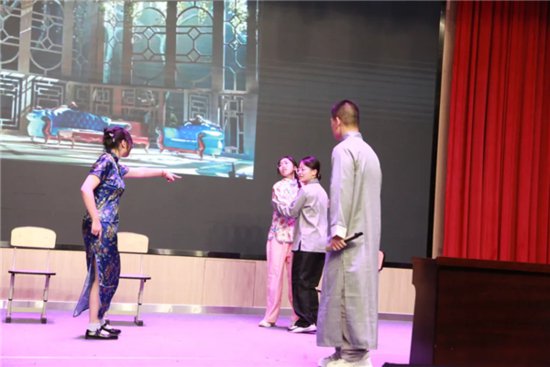 <em>成都市</em>第三十八中学校举行第八届校园艺术节之戏剧展演活动